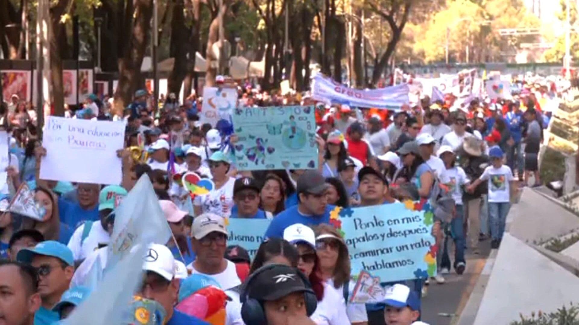 FOTO | 'Apapacho por el Autismo': Reforma se Llena de Amor y Conciencia en Caminata Familiar