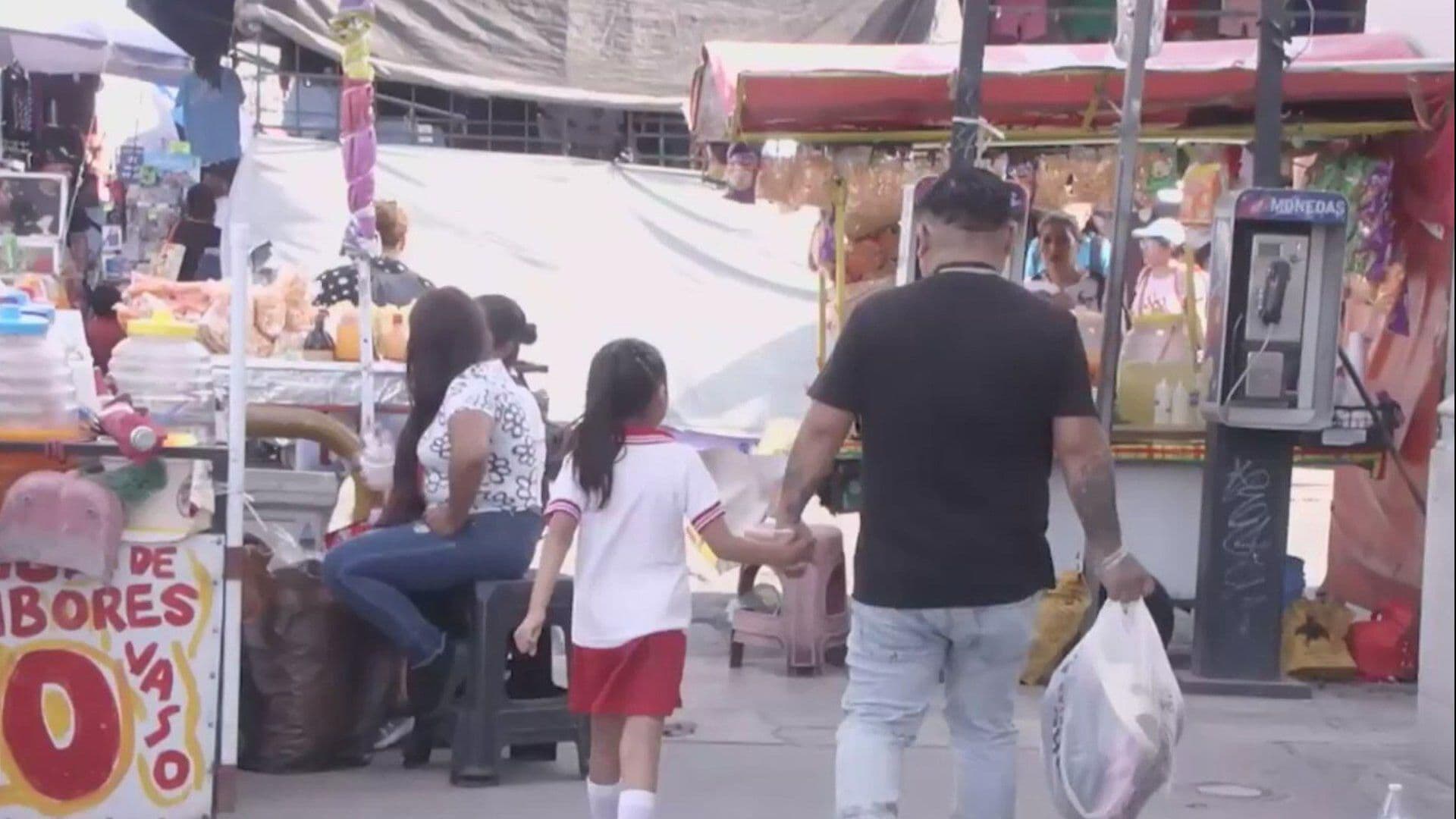 Padre e hija caminando en Monterrey