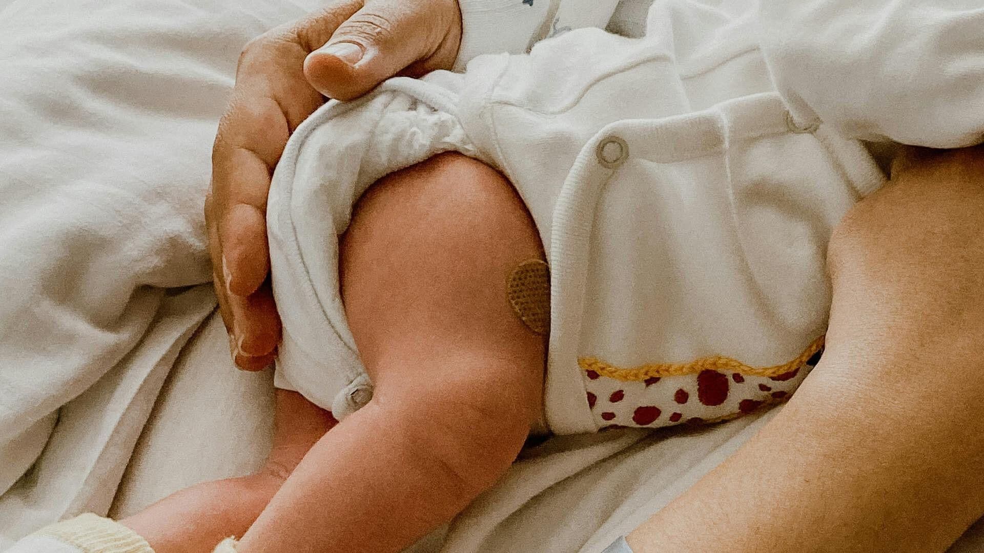 bebé en brazos de su padre