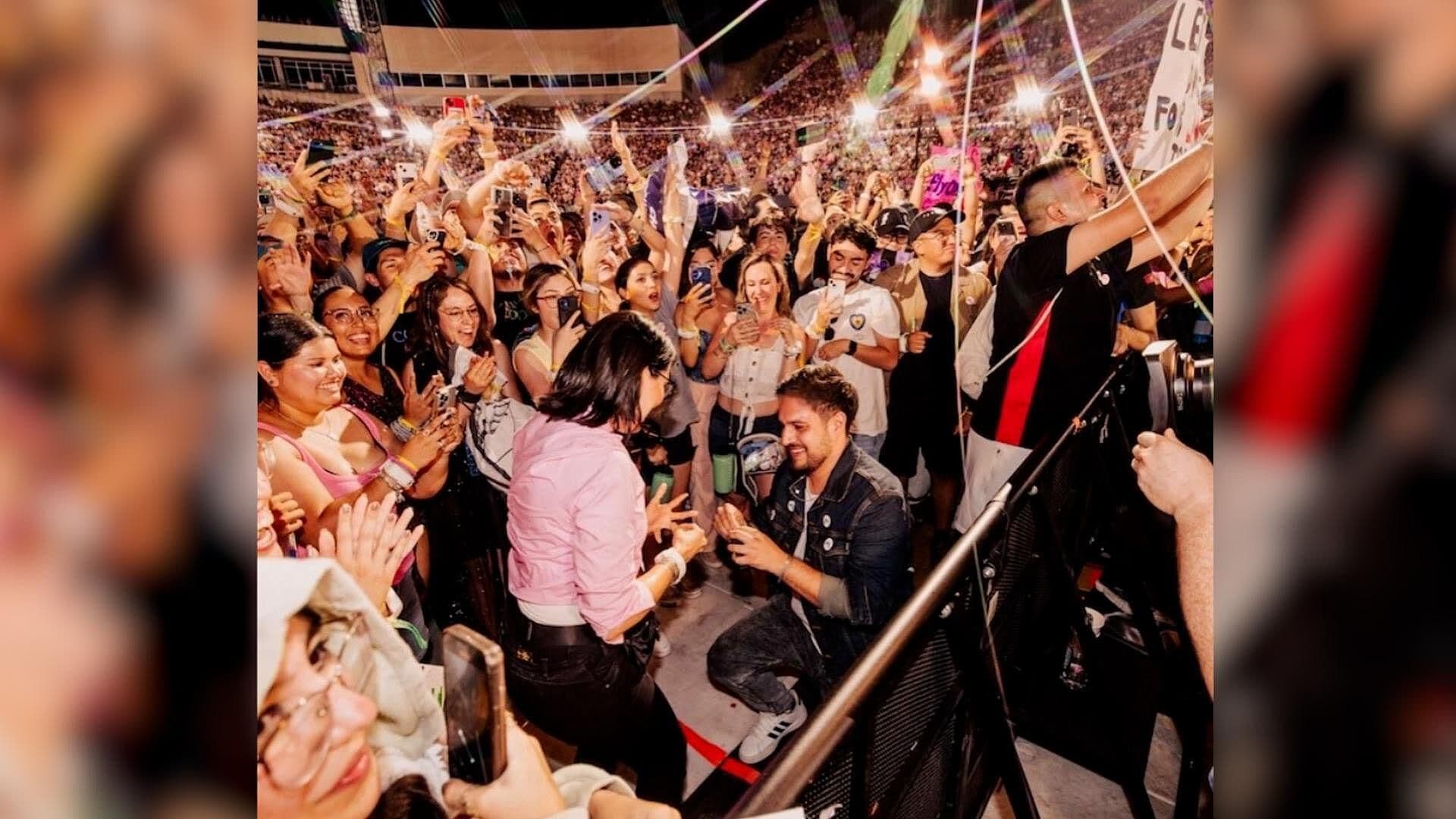 Pareja pide matrimonio en concierto de Coldplay