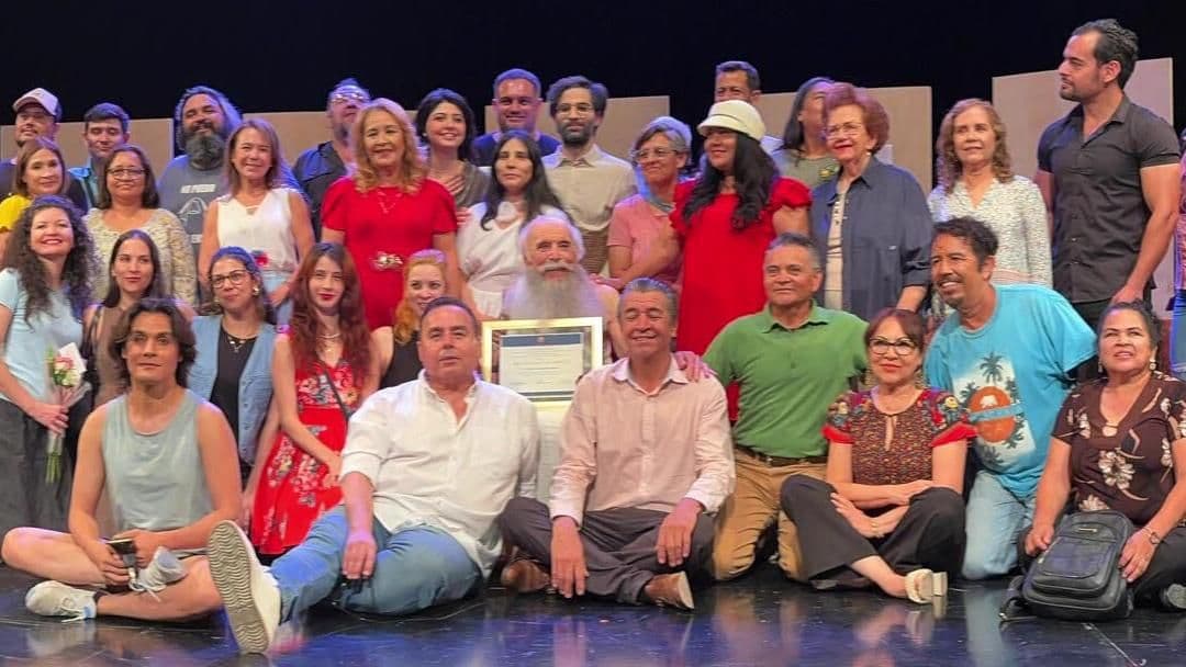 Reconocen 54 Años de Trayectoria de Maestro en Artes Escénicas Óscar Carrizosa