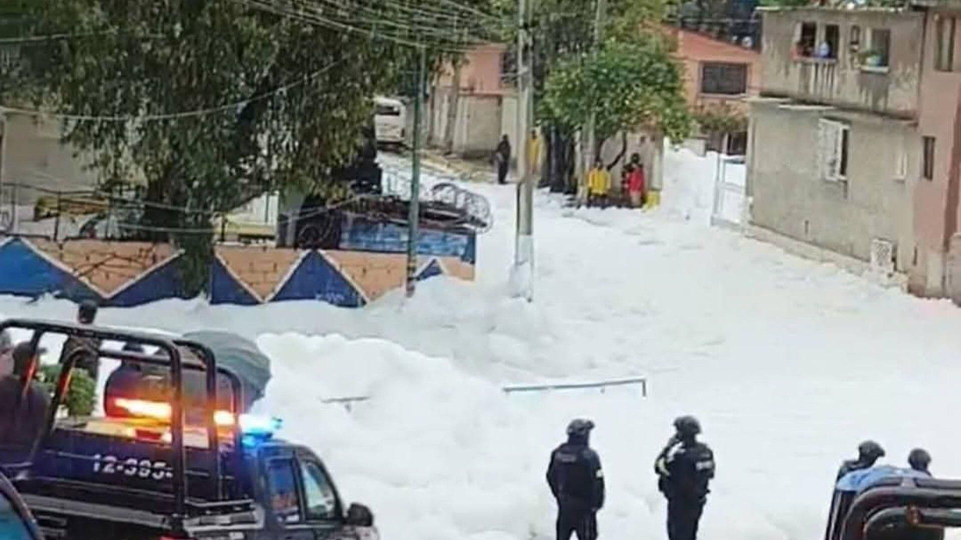 FOTO: En Naucalpan Padecen de Infecciones por Espuma Generada por Desbordamiento del Río Verde