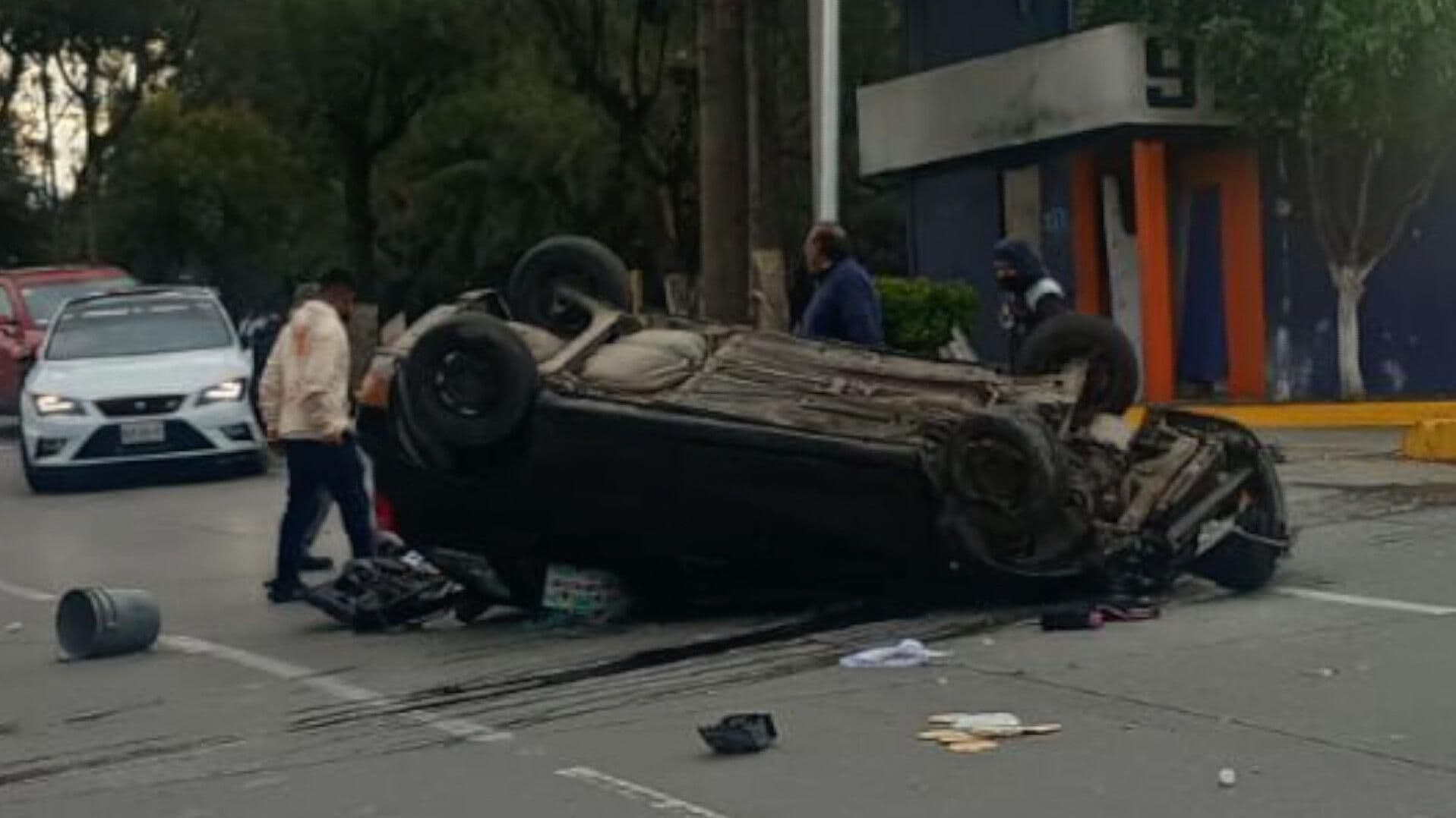 Fuerte Accidente Deja a Vehículo Llantas Arriba en Puebla