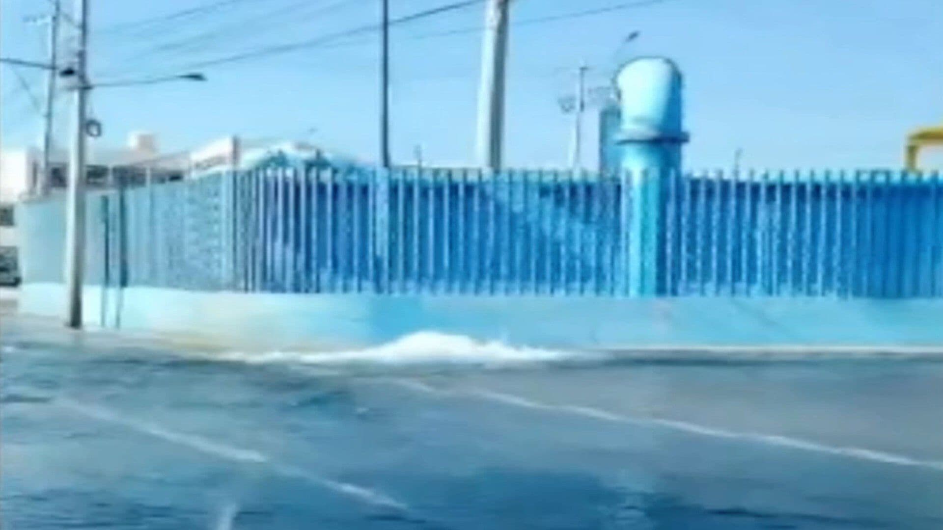 Moviliza Nueva Fuga de Agua en la Avenida de Hermanos Aldama en León
