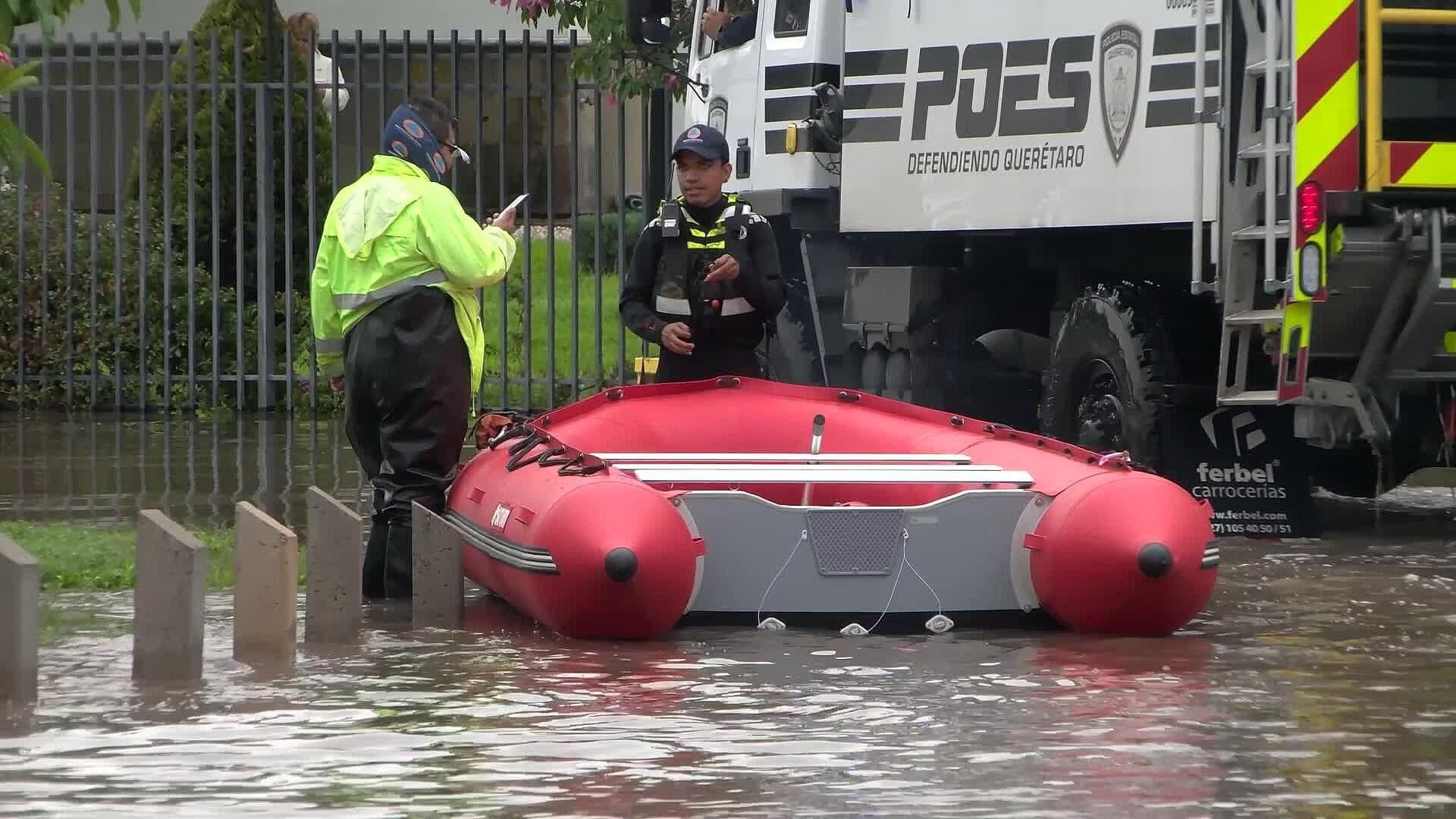 Fueron Rescatados en Lanchas y Camiones Habitantes de Paseos del Bosque en Querétaro
