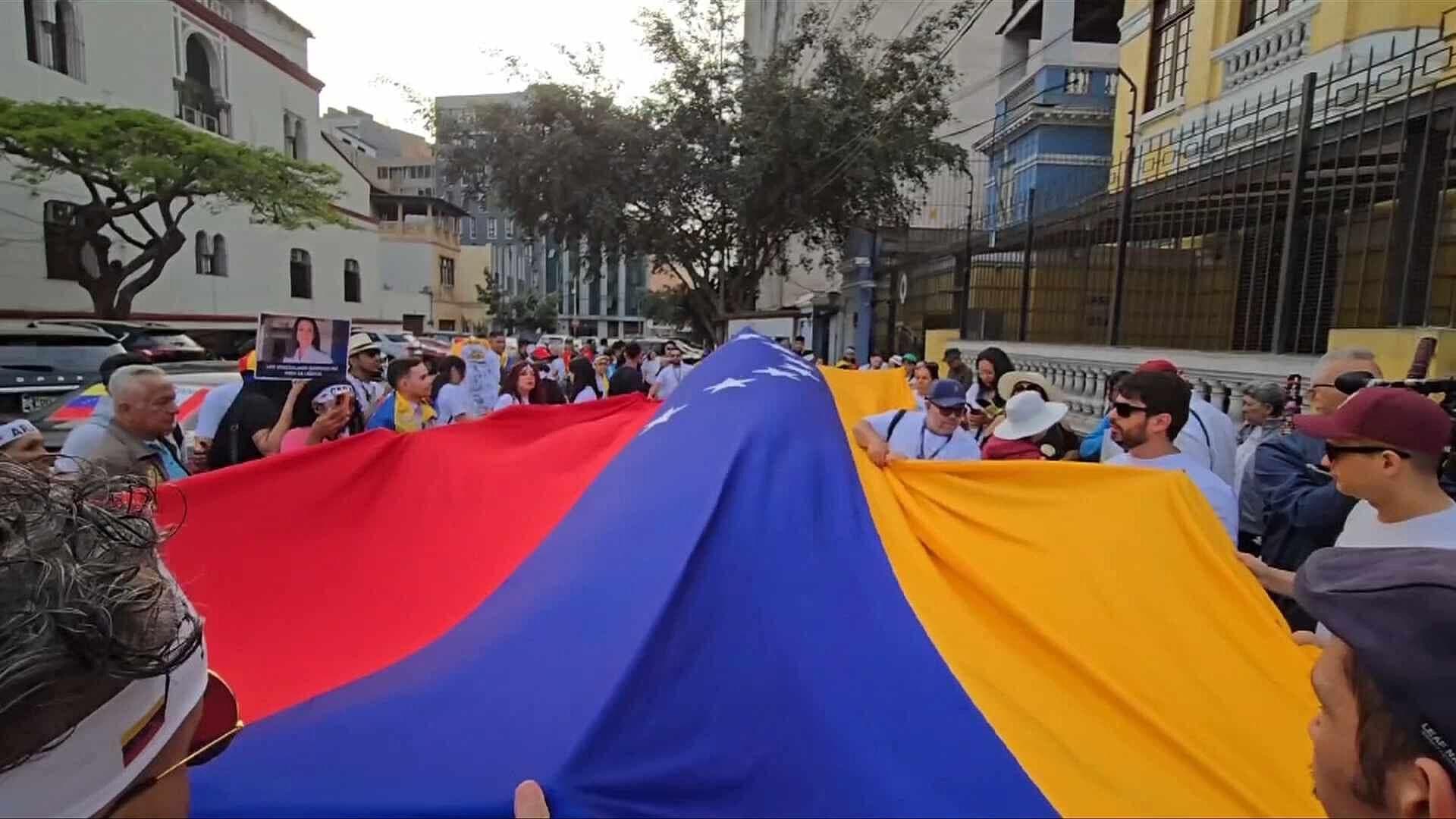 Venezolanos Marchan en Perú Exigiendo la Salida de Maduro