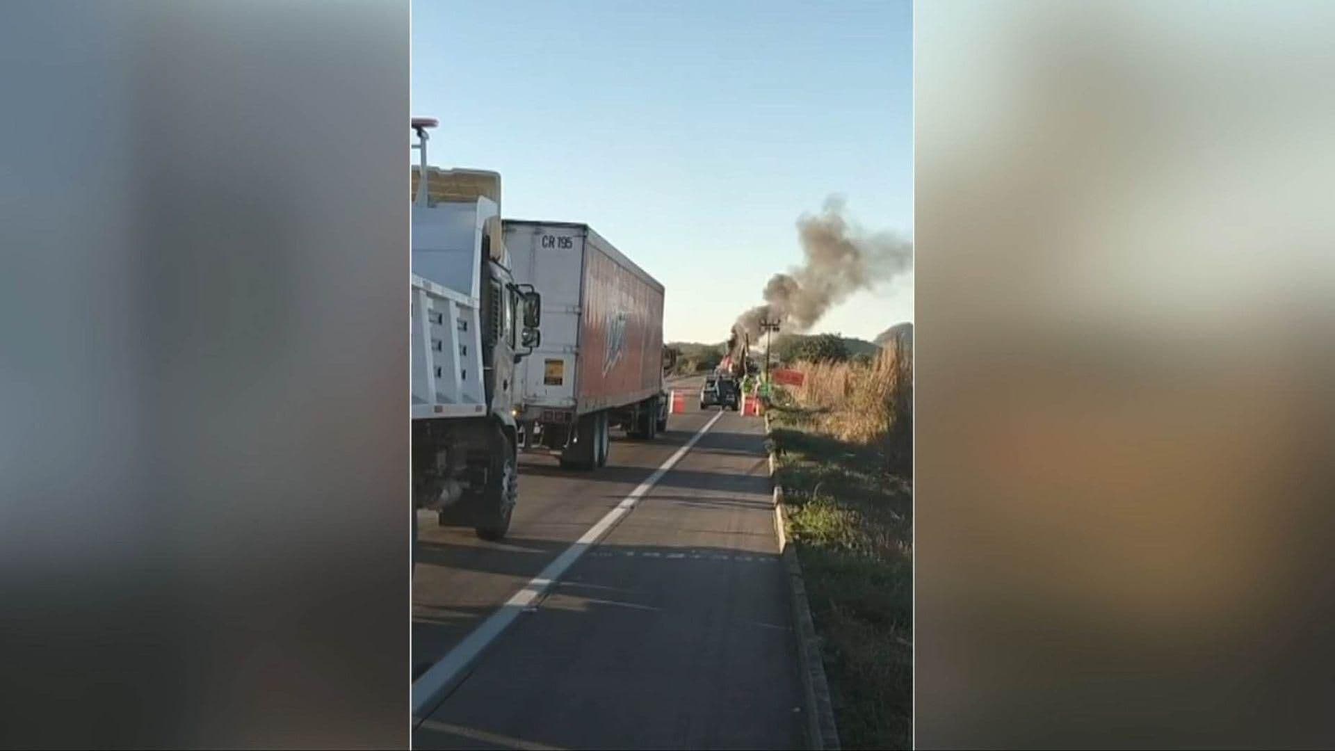 Incendian Camión de Carga en Escuinapa y Bloquean la Autopista Mazatlán-Tepic