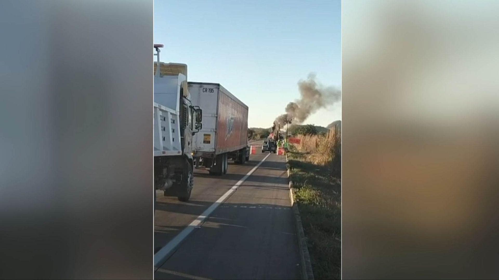 Incendian Camión de Carga en Escuinapa y Bloquean la Autopista Mazatlán-Tepic