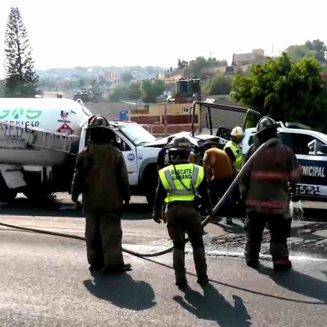 Foto: Choca Pipa de Gas contra Patrulla en la México-Pachuca; Temen Explosión