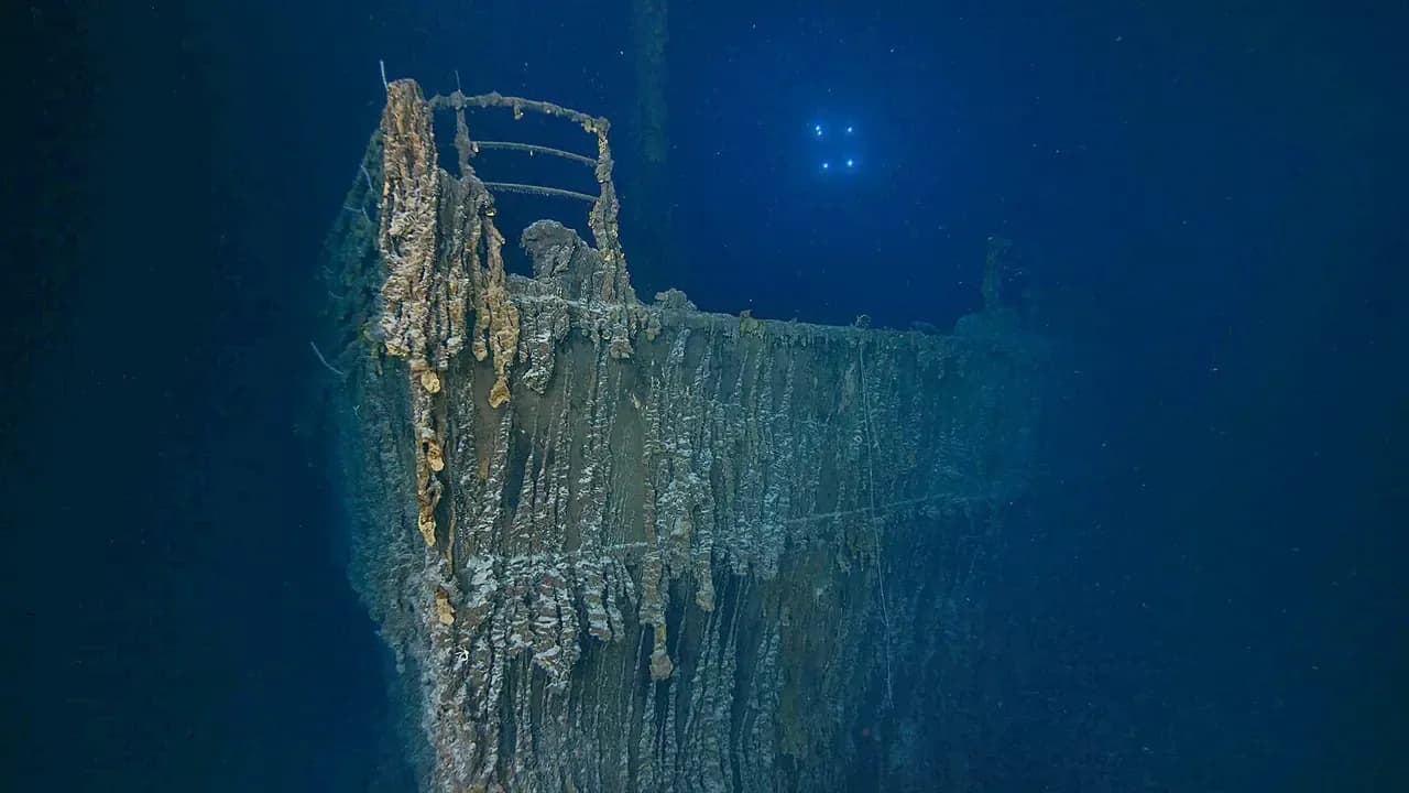 Vista de la emblemática proa del Titanic, donde una parte de la barandilla se desprendió. Foto: EFE/RMS Titanic, Inc.