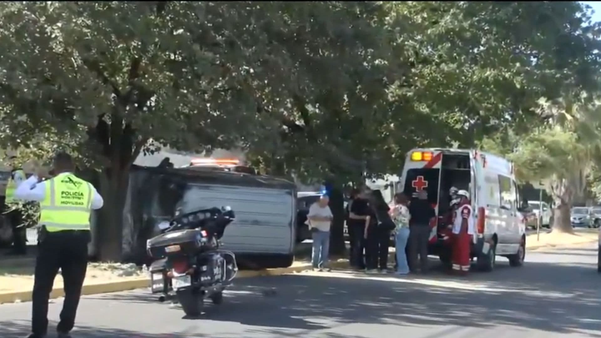 Camioneta volcada y autoridades de emergencia en Cumbres
