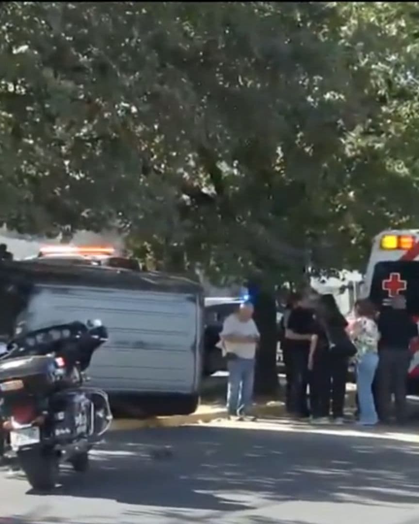 Camioneta volcada y autoridades de emergencia en Cumbres