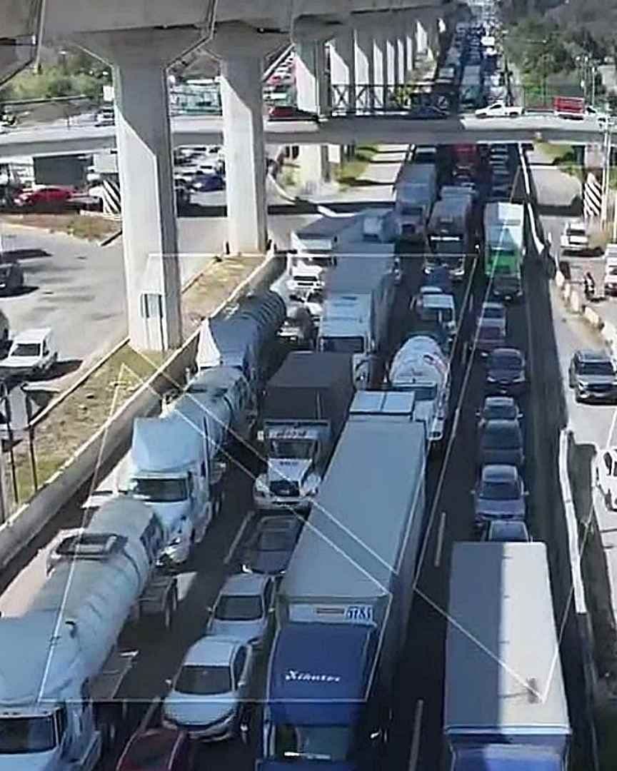 Filas de autos varados ante bloqueo en la México-Toluca. Foto: N+