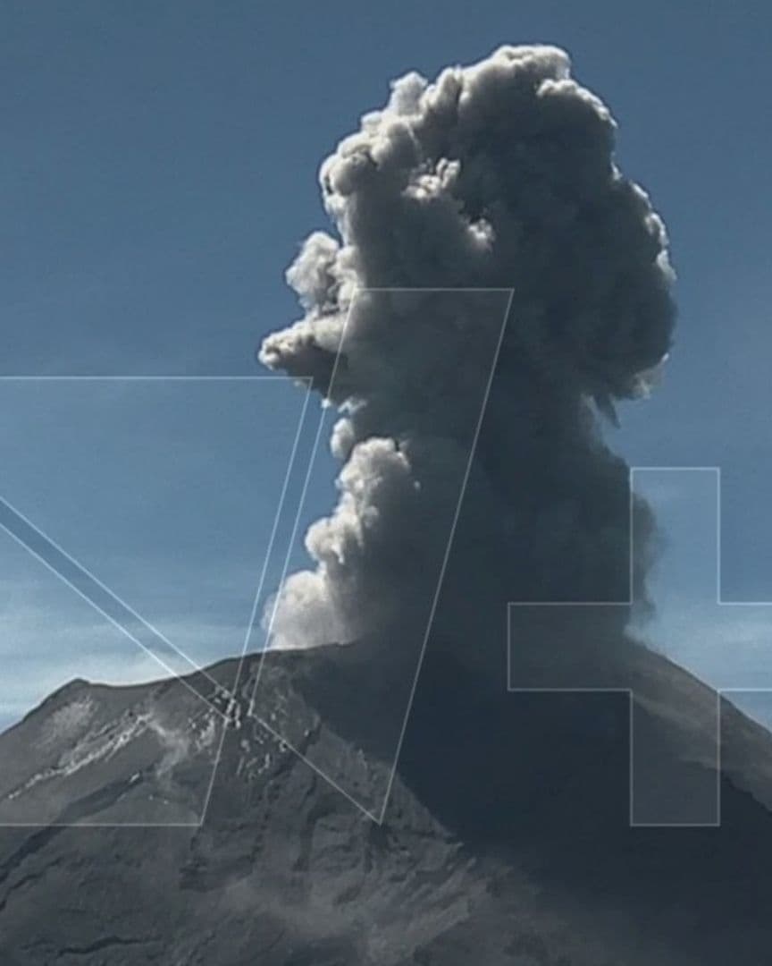 Fumarola que lanzó hoy, 4 de noviembre 2025, en Popocatépetl