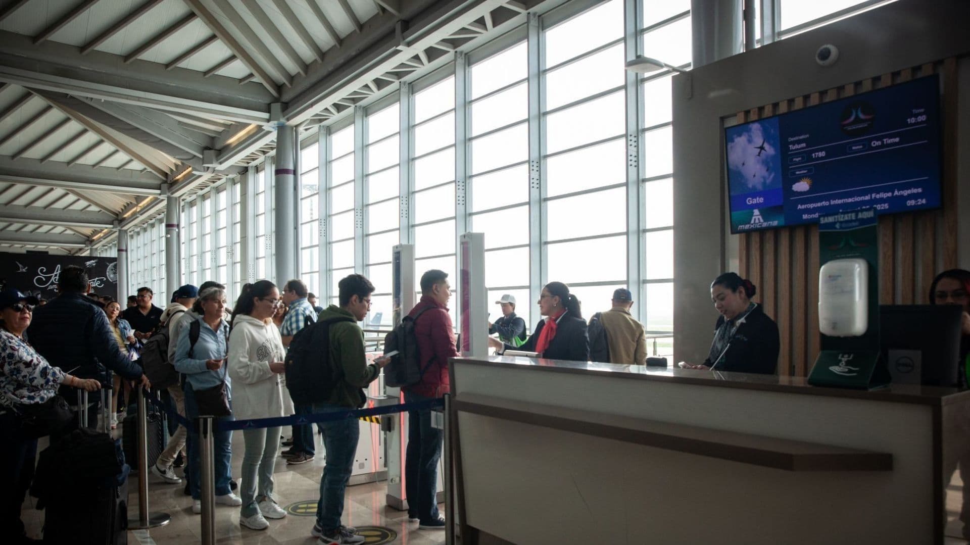 Varias personas en una fila antes de abordar un vuelo.