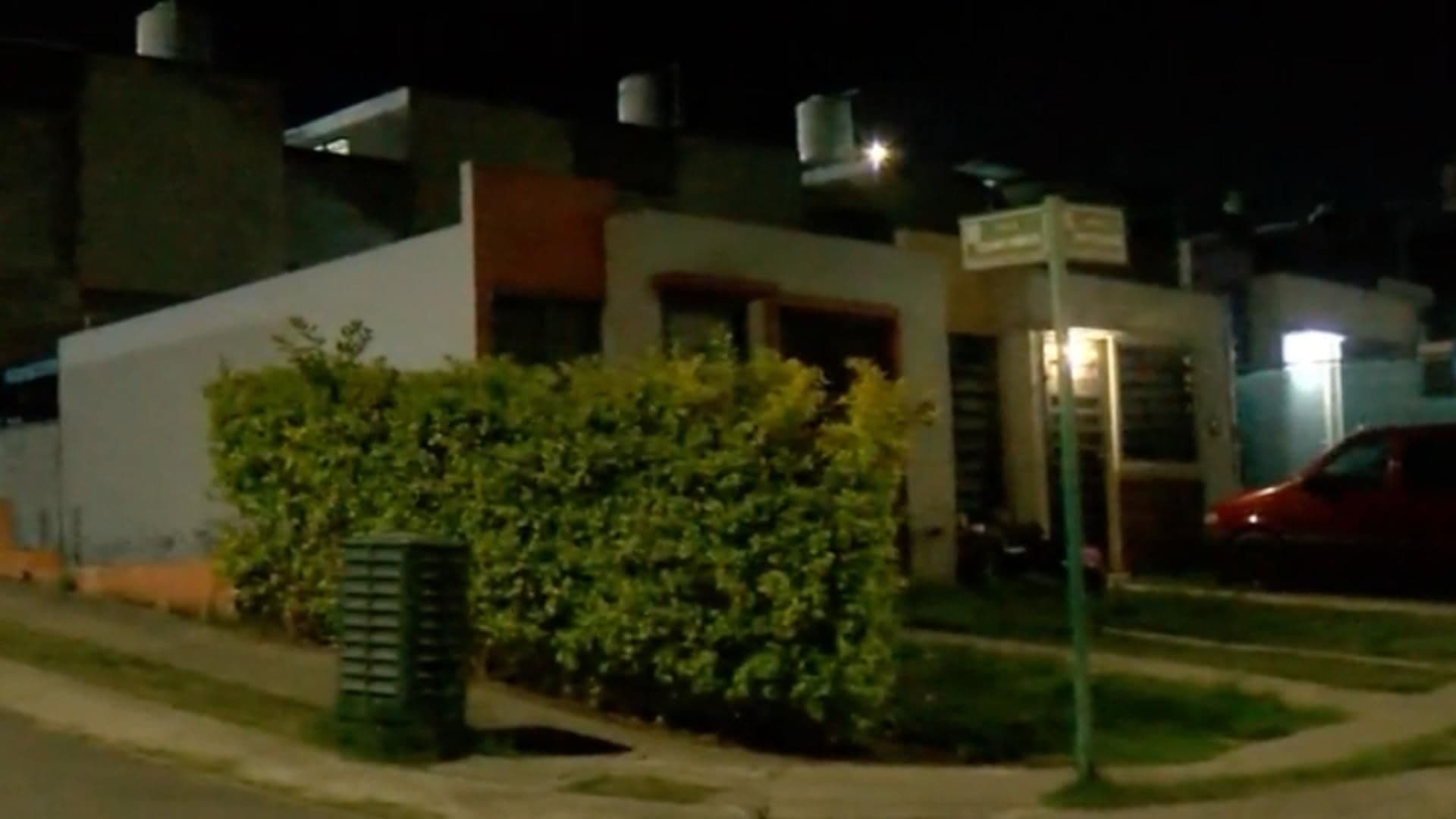 Varios motociclistas los habrían obligado a salir de su hogar