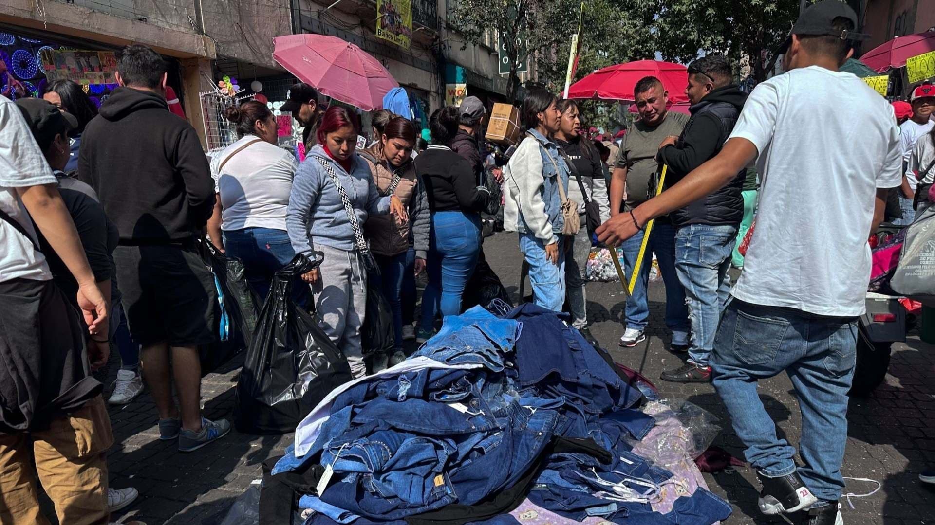Varias personas comprando.