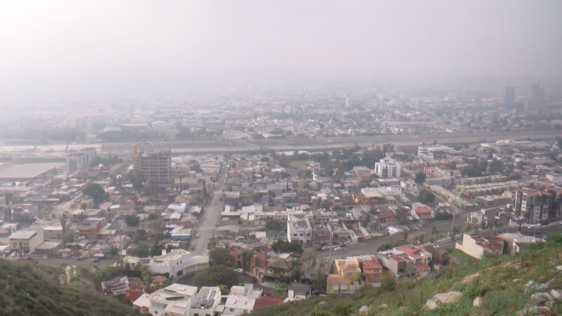 Ciudad de Tijuana con neblina