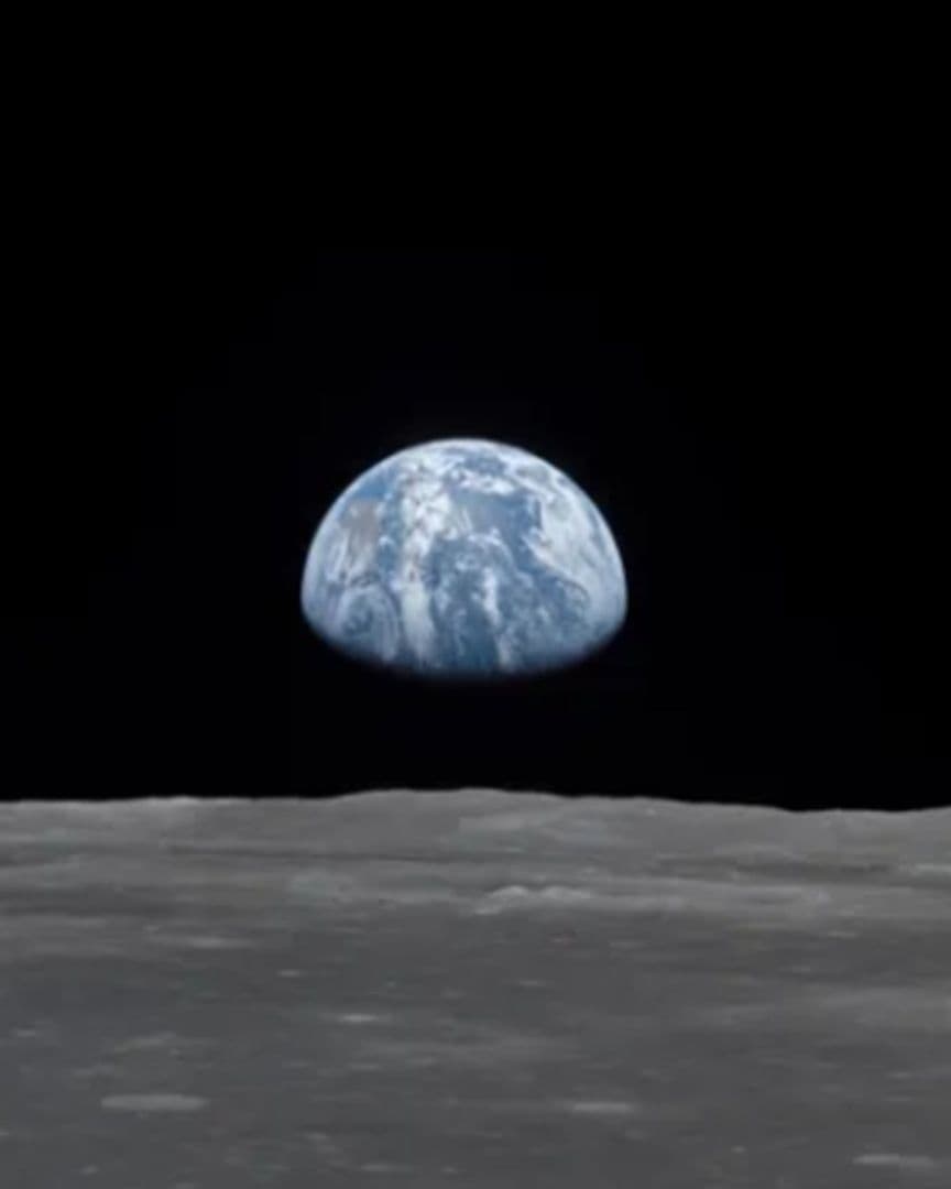 Esta vista de la nave espacial Apolo 11 muestra la Tierra elevándose sobre el horizonte lunar. NASA/JSC